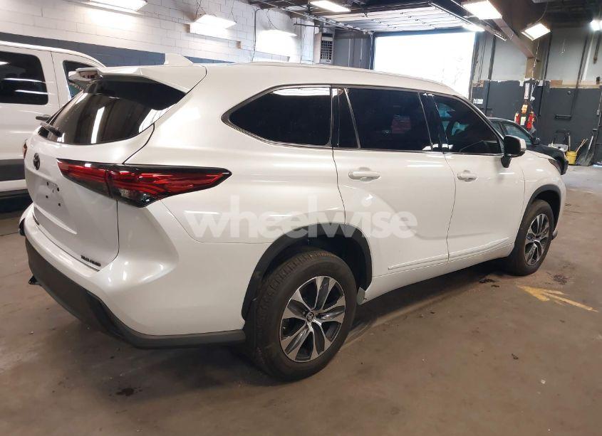 Photo 4 of 2022 Toyota Highlander XLE (VIN 5TDGZRBH4NS256609)