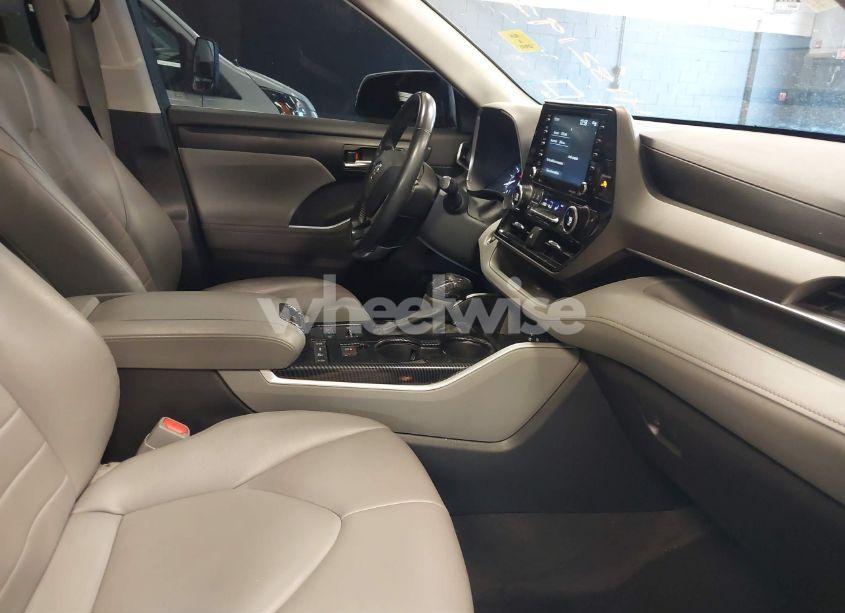 Photo 5 of 2022 Toyota Highlander XLE (VIN 5TDGZRBH4NS256609)