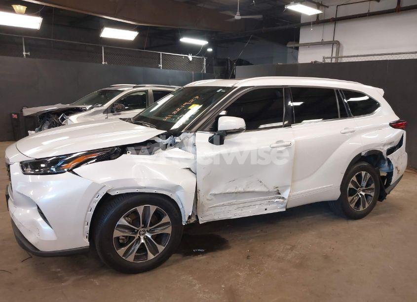 Photo 6 of 2022 Toyota Highlander XLE (VIN 5TDGZRBH4NS256609)