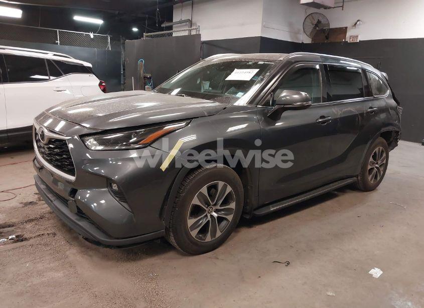 Photo 2 of 2021 Toyota Highlander XLE (VIN 5TDGZRBH5MS062976)