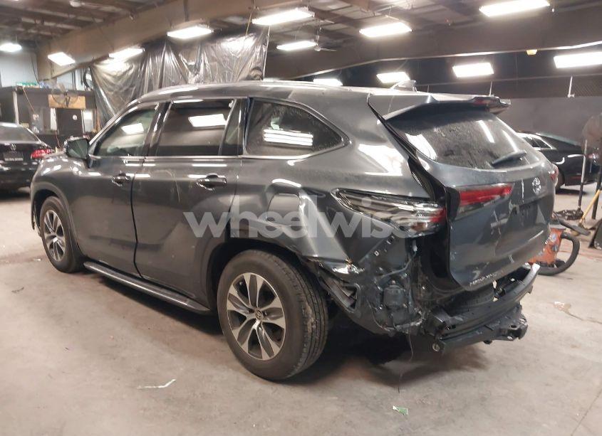 Photo 3 of 2021 Toyota Highlander XLE (VIN 5TDGZRBH5MS062976)
