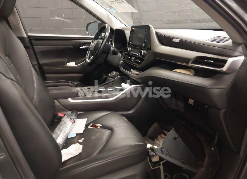 Photo 5 of 2021 Toyota Highlander XLE (VIN 5TDGZRBH5MS062976)