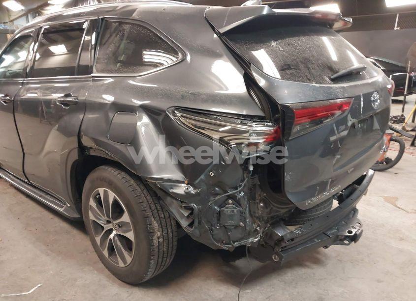 Photo 6 of 2021 Toyota Highlander XLE (VIN 5TDGZRBH5MS062976)