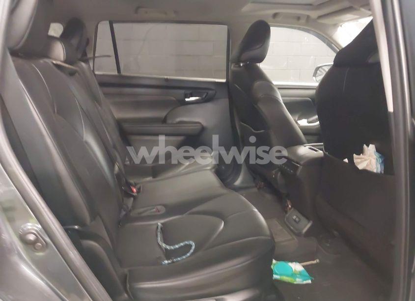 Photo 8 of 2021 Toyota Highlander XLE (VIN 5TDGZRBH5MS062976)