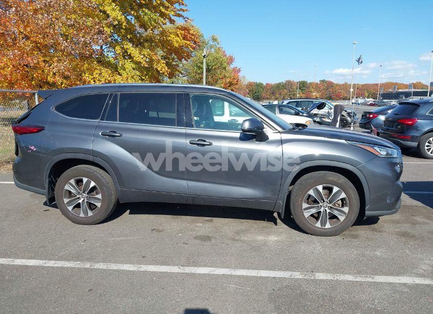Photo 13 of 2020 Toyota Highlander XLE (VIN 5TDGZRBH6LS010111)