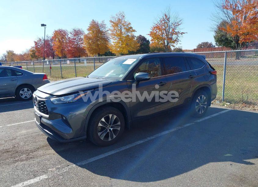 Photo 2 of 2020 Toyota Highlander XLE (VIN 5TDGZRBH6LS010111)