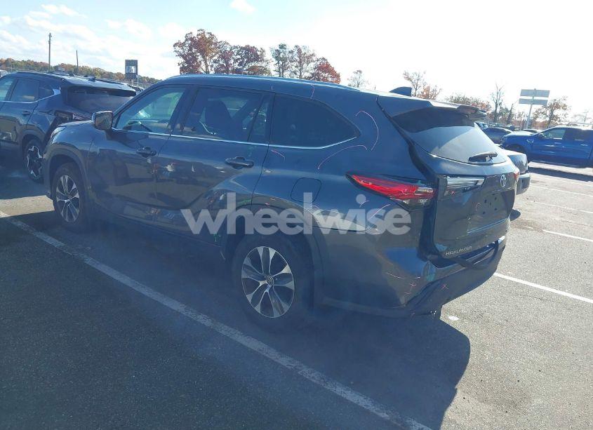 Photo 3 of 2020 Toyota Highlander XLE (VIN 5TDGZRBH6LS010111)