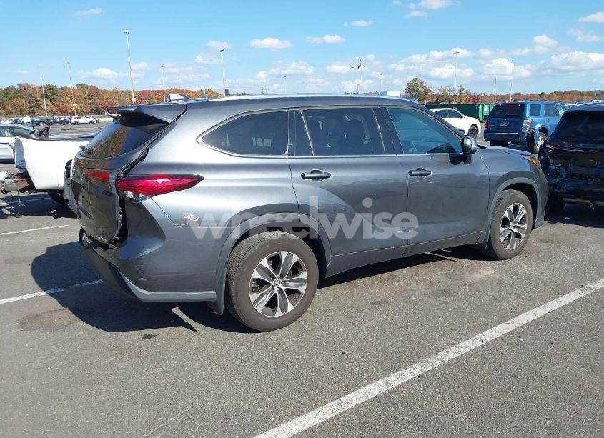 Photo 4 of 2020 Toyota Highlander XLE (VIN 5TDGZRBH6LS010111)