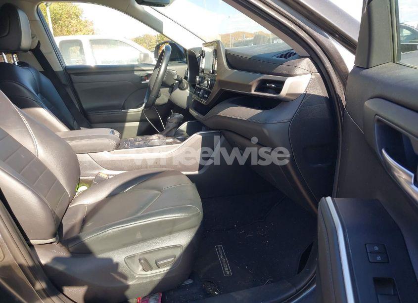 Photo 5 of 2020 Toyota Highlander XLE (VIN 5TDGZRBH6LS010111)