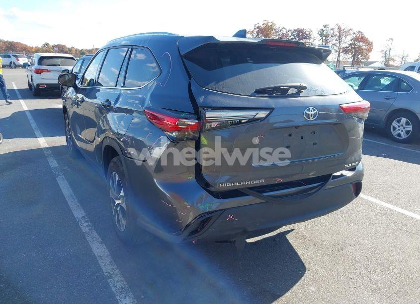 Photo 6 of 2020 Toyota Highlander XLE (VIN 5TDGZRBH6LS010111)