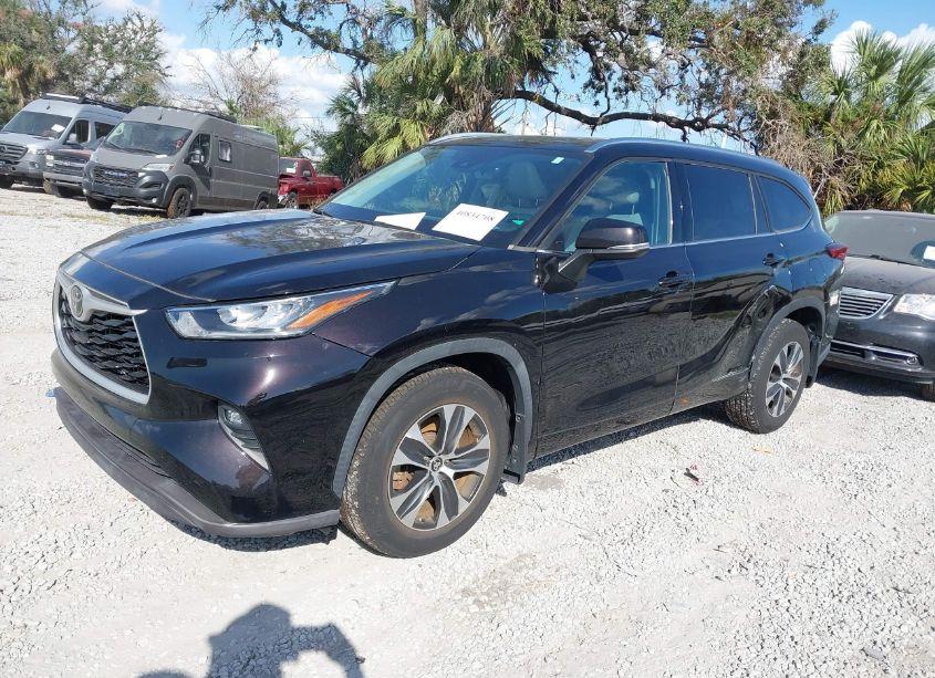 Photo 2 of 2020 Toyota Highlander XLE (VIN 5TDGZRBH6LS026387)