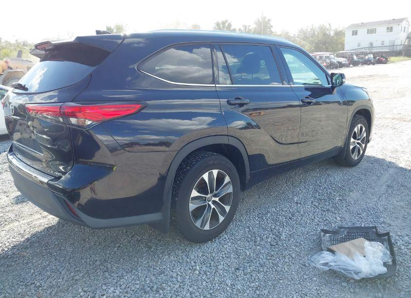 Photo 4 of 2020 Toyota Highlander XLE (VIN 5TDGZRBH6LS026387)