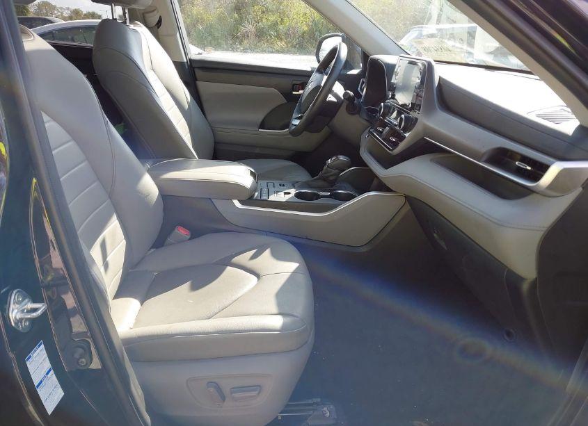 Photo 5 of 2020 Toyota Highlander XLE (VIN 5TDGZRBH6LS026387)