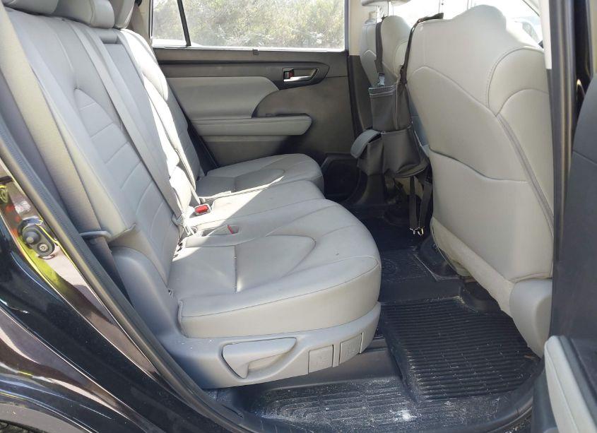 Photo 8 of 2020 Toyota Highlander XLE (VIN 5TDGZRBH6LS026387)