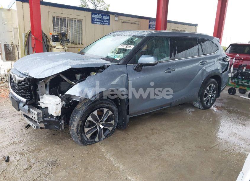 Photo 2 of 2020 Toyota Highlander XLE (VIN 5TDGZRBH6LS032514)