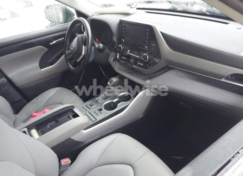 Photo 5 of 2020 Toyota Highlander XLE (VIN 5TDGZRBH6LS032514)