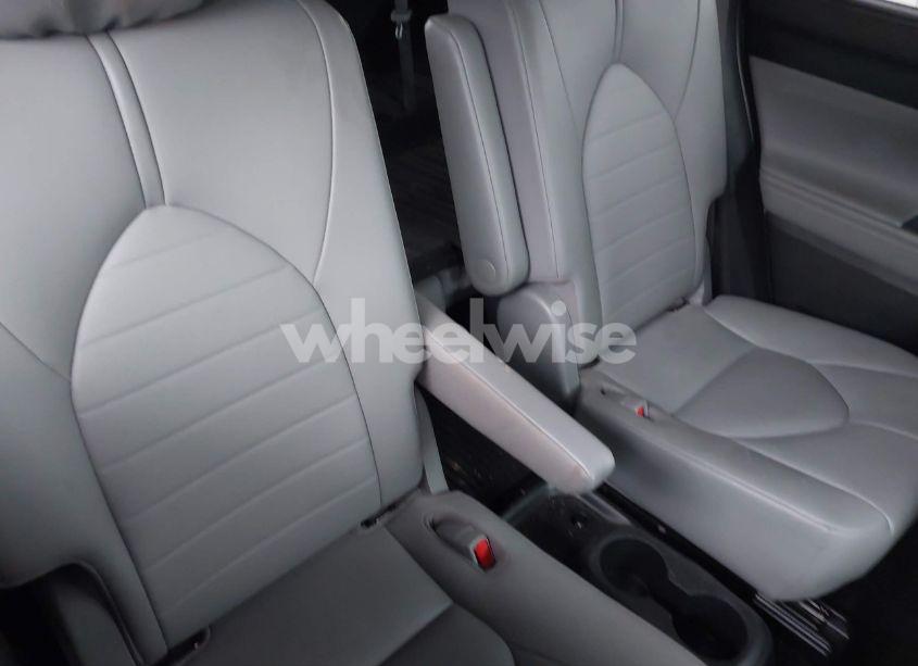 Photo 8 of 2020 Toyota Highlander XLE (VIN 5TDGZRBH6LS032514)