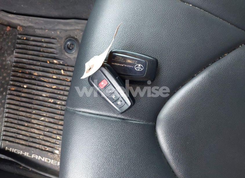 Photo 11 of 2021 Toyota Highlander XLE (VIN 5TDGZRBH6MS056829)