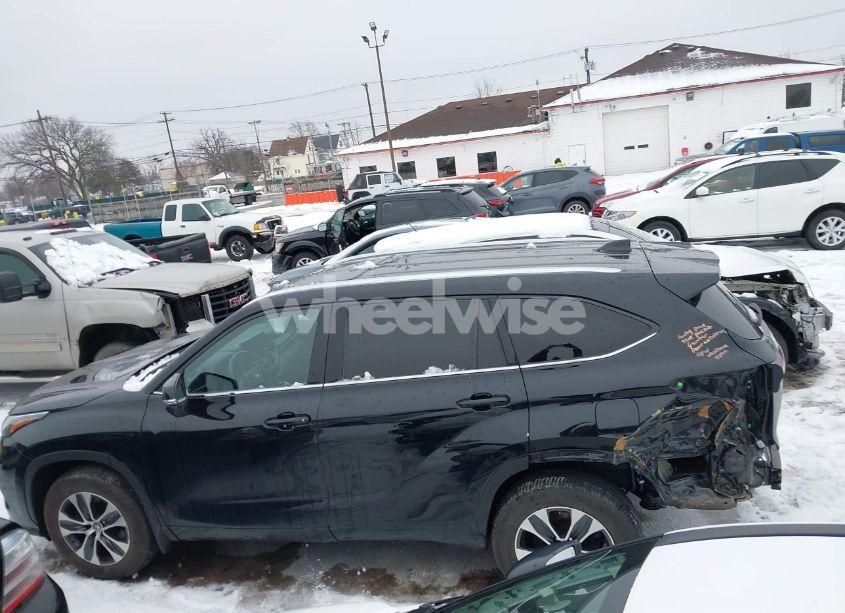 Photo 14 of 2021 Toyota Highlander XLE (VIN 5TDGZRBH6MS056829)