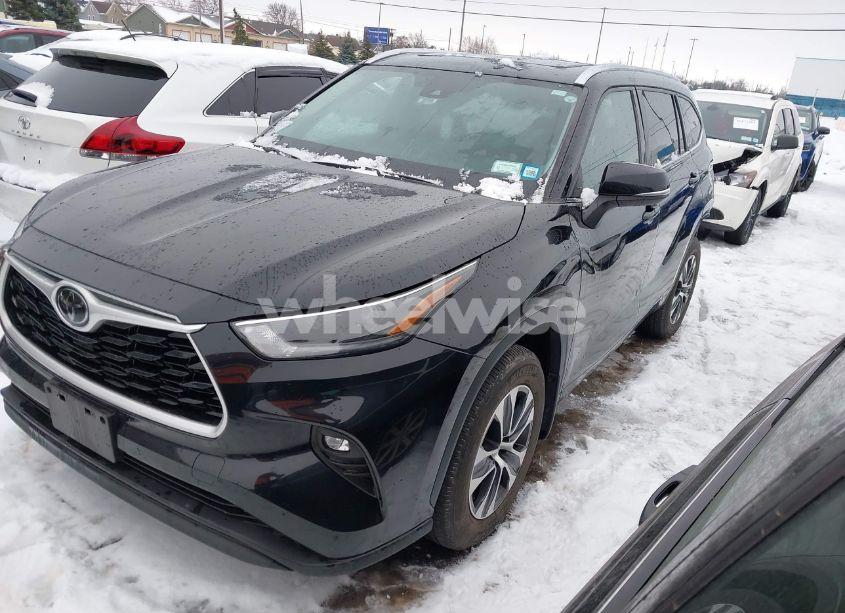 Photo 2 of 2021 Toyota Highlander XLE (VIN 5TDGZRBH6MS056829)