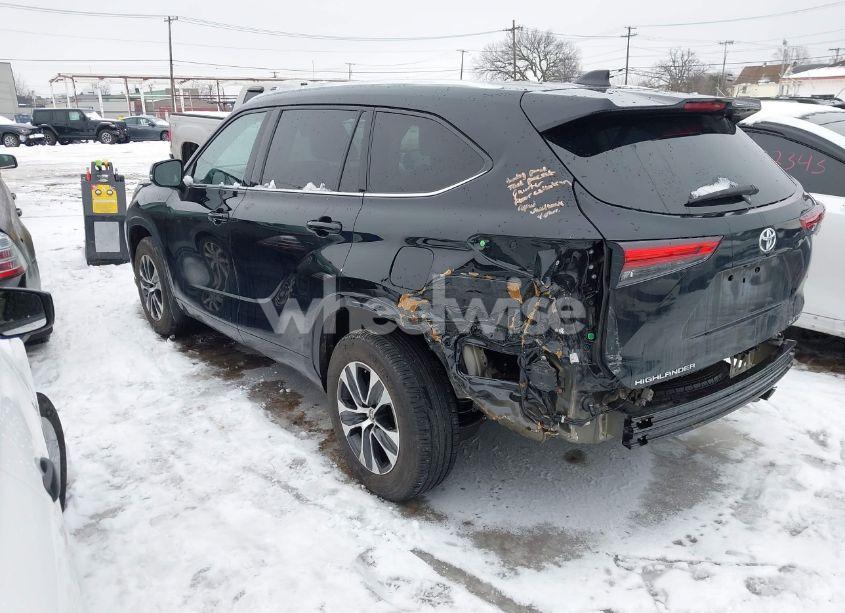Photo 3 of 2021 Toyota Highlander XLE (VIN 5TDGZRBH6MS056829)