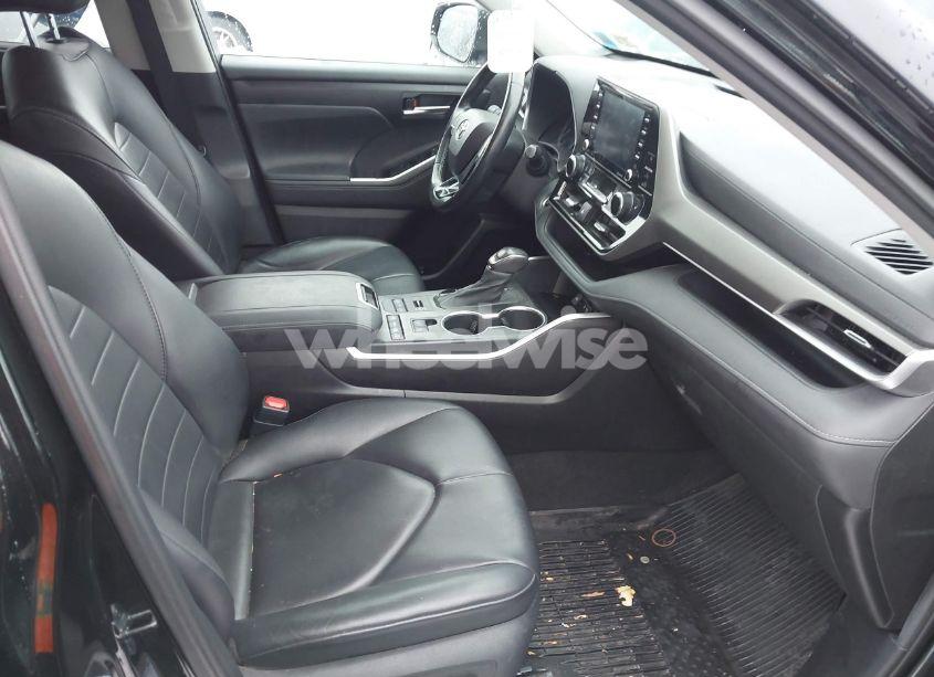 Photo 5 of 2021 Toyota Highlander XLE (VIN 5TDGZRBH6MS056829)