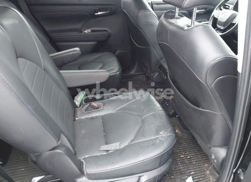 Photo 8 of 2021 Toyota Highlander XLE (VIN 5TDGZRBH6MS056829)