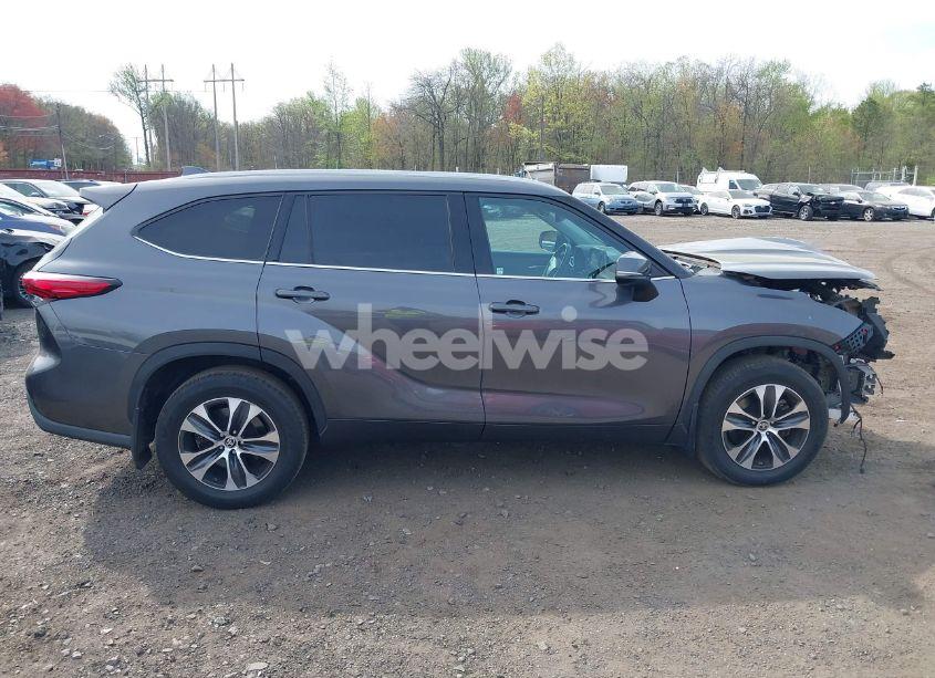 Photo 13 of 2021 Toyota Highlander XLE (VIN 5TDGZRBH6MS075994)