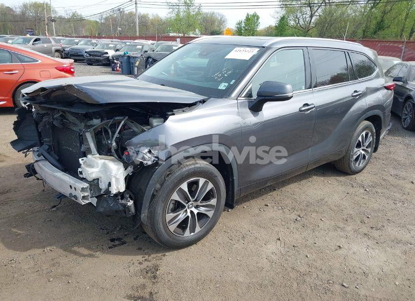 Photo 2 of 2021 Toyota Highlander XLE (VIN 5TDGZRBH6MS075994)