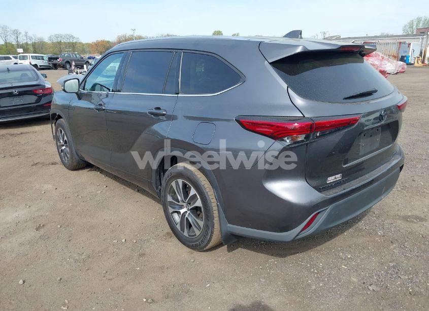 Photo 3 of 2021 Toyota Highlander XLE (VIN 5TDGZRBH6MS075994)