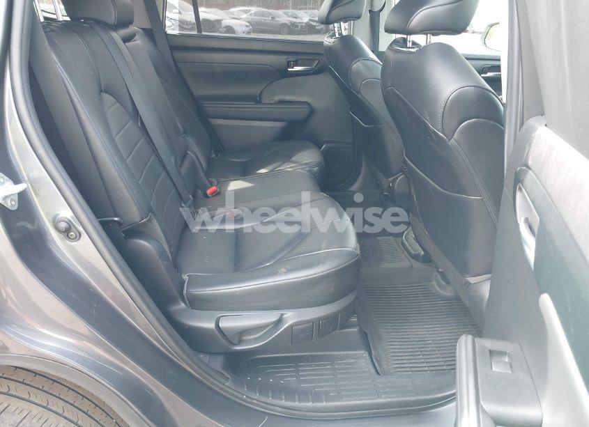 Photo 8 of 2021 Toyota Highlander XLE (VIN 5TDGZRBH6MS075994)