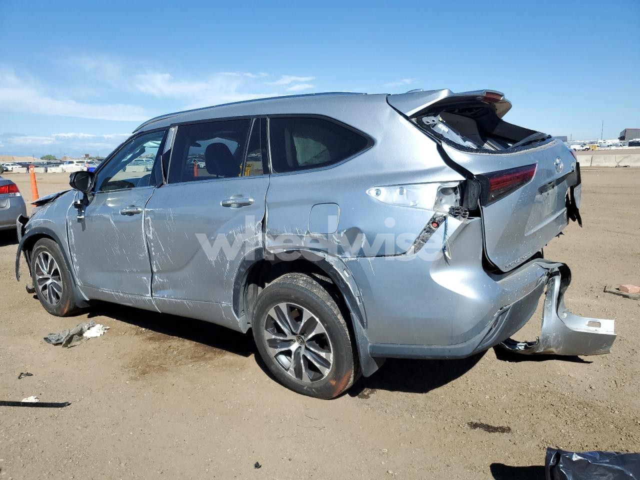 Photo 2 of 2021 TOYOTA HIGHLANDER XLE (VIN 5TDGZRBH6MS122425)