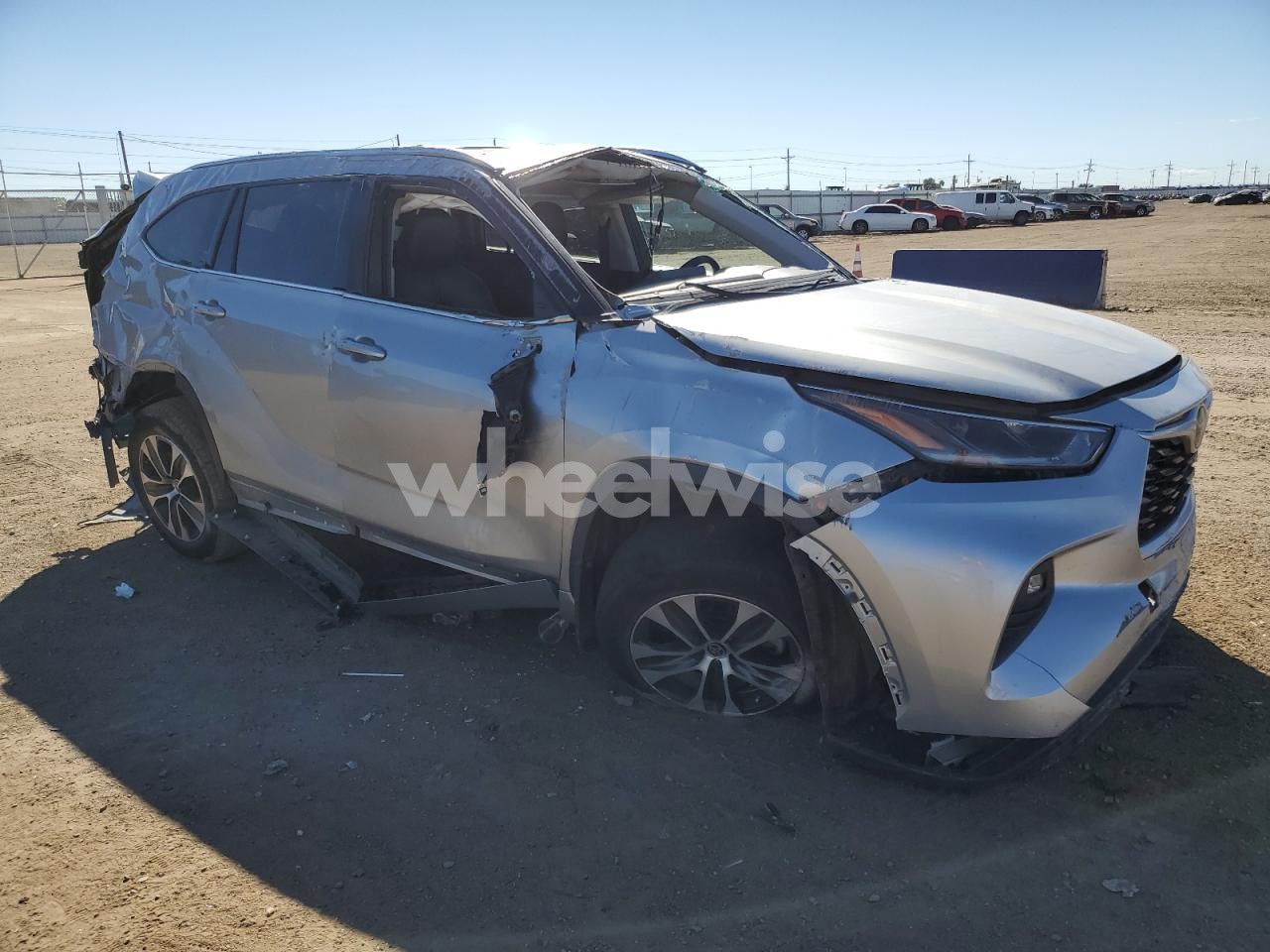 Photo 4 of 2021 TOYOTA HIGHLANDER XLE (VIN 5TDGZRBH6MS122425)