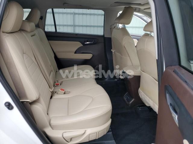 Photo 6 of 2021 TOYOTA HIGHLANDER XLE (VIN 5TDGZRBH6MS131478)