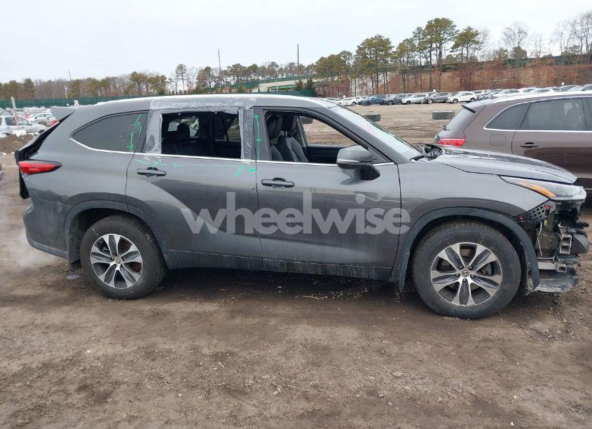 Photo 13 of 2021 Toyota Highlander XLE (VIN 5TDGZRBH6MS133358)