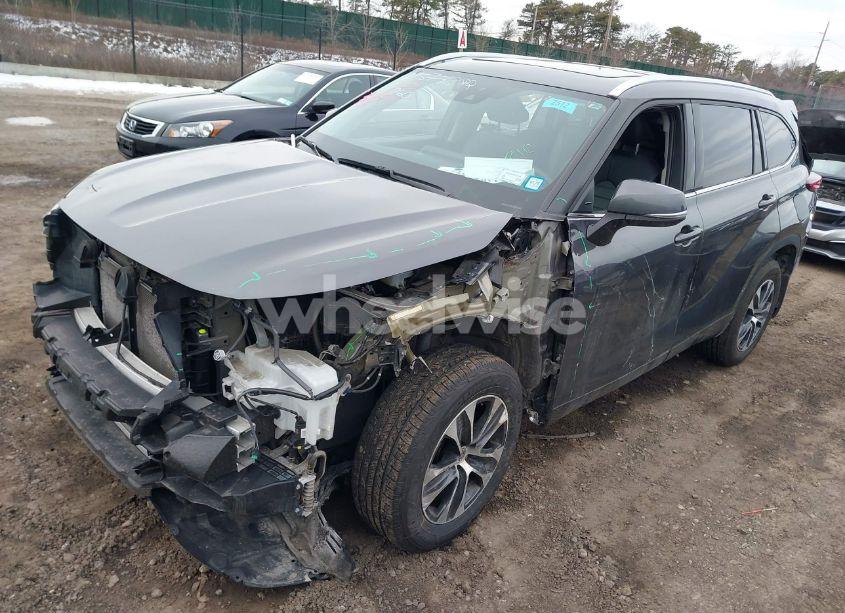 Photo 2 of 2021 Toyota Highlander XLE (VIN 5TDGZRBH6MS133358)