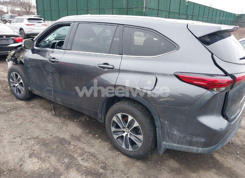 Photo 3 of 2021 Toyota Highlander XLE (VIN 5TDGZRBH6MS133358)