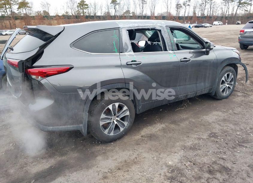 Photo 4 of 2021 Toyota Highlander XLE (VIN 5TDGZRBH6MS133358)