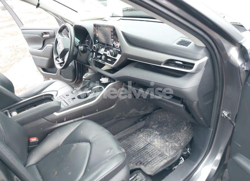 Photo 5 of 2021 Toyota Highlander XLE (VIN 5TDGZRBH6MS133358)