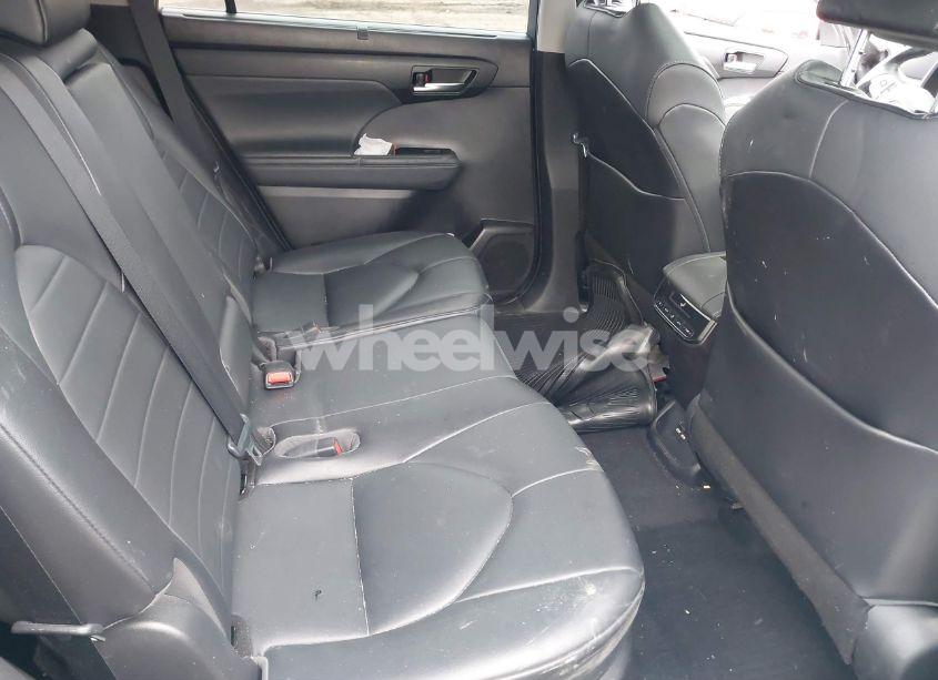 Photo 8 of 2021 Toyota Highlander XLE (VIN 5TDGZRBH6MS133358)