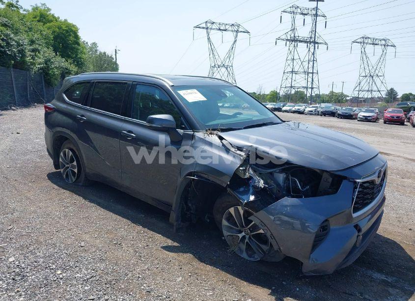 2022 Toyota Highlander XLE (VIN 5TDGZRBH6NS573548) main photo