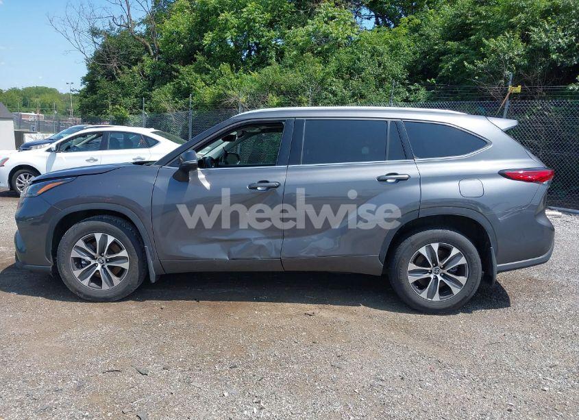Photo 15 of 2022 Toyota Highlander XLE (VIN 5TDGZRBH6NS573548)