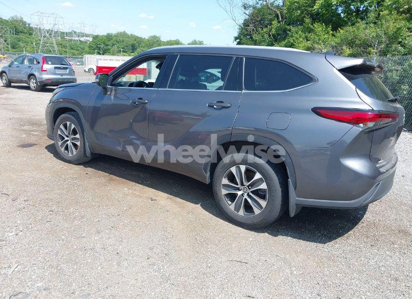 Photo 3 of 2022 Toyota Highlander XLE (VIN 5TDGZRBH6NS573548)