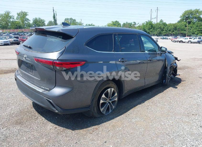 Photo 4 of 2022 Toyota Highlander XLE (VIN 5TDGZRBH6NS573548)