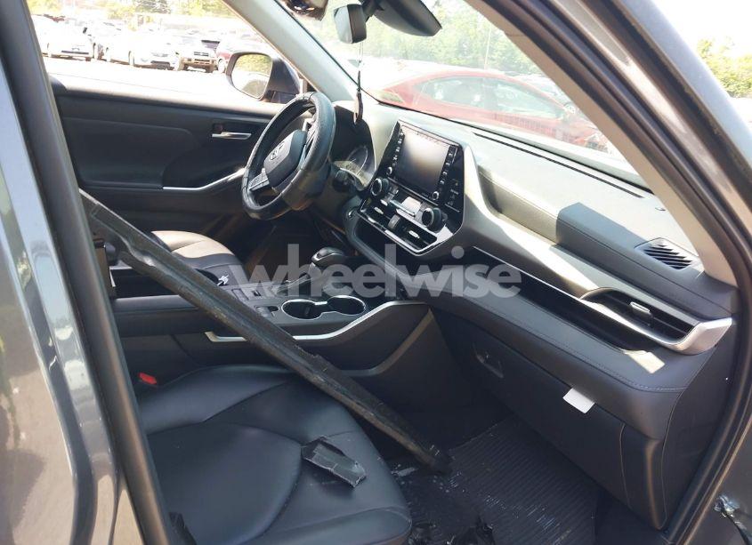 Photo 5 of 2022 Toyota Highlander XLE (VIN 5TDGZRBH6NS573548)