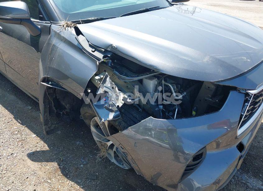 Photo 6 of 2022 Toyota Highlander XLE (VIN 5TDGZRBH6NS573548)