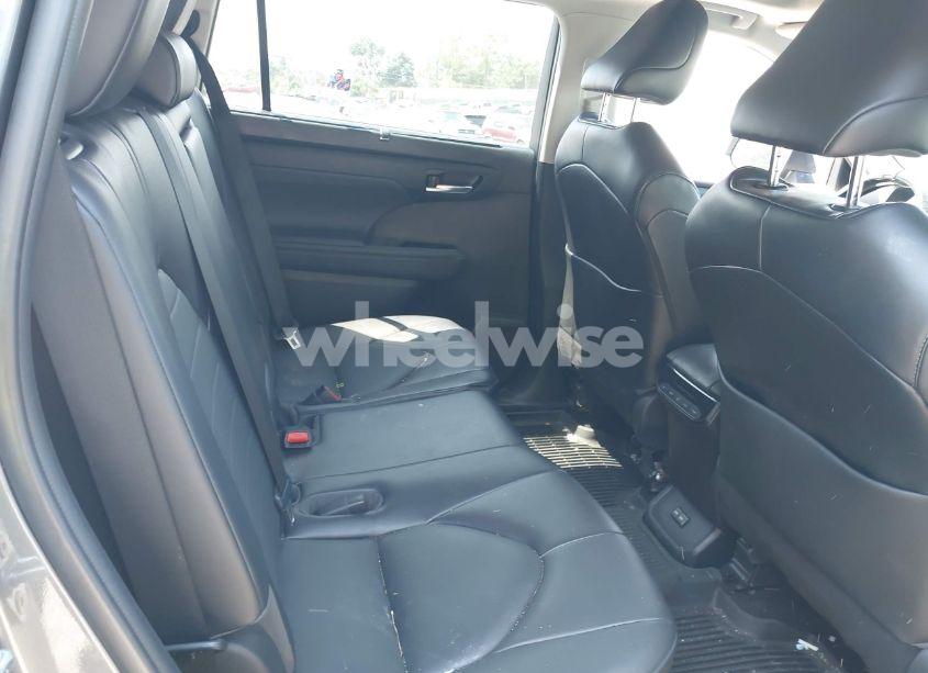 Photo 8 of 2022 Toyota Highlander XLE (VIN 5TDGZRBH6NS573548)
