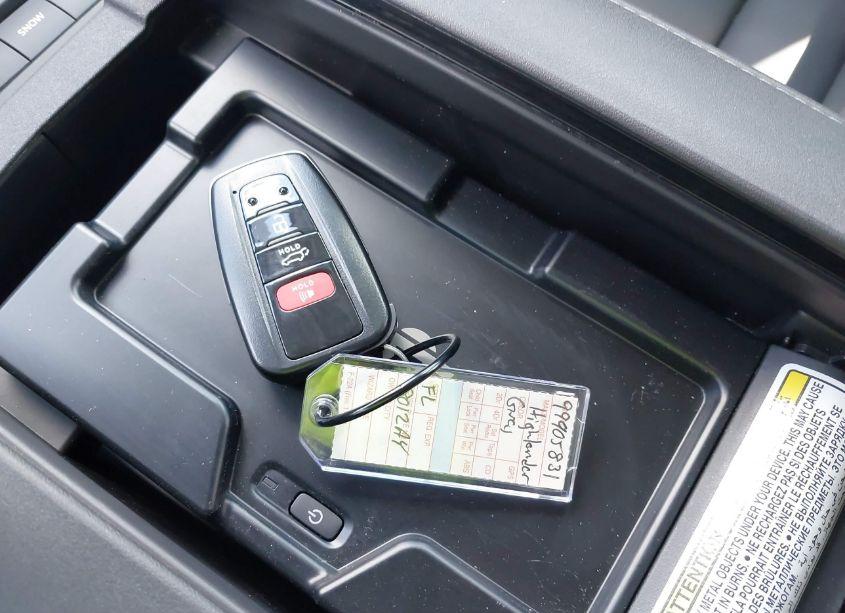 Photo 11 of 2020 Toyota Highlander XLE (VIN 5TDGZRBH7LS044588)