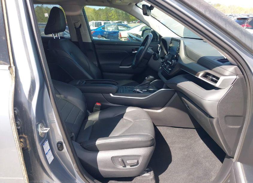 Photo 5 of 2020 Toyota Highlander XLE (VIN 5TDGZRBH7LS044588)