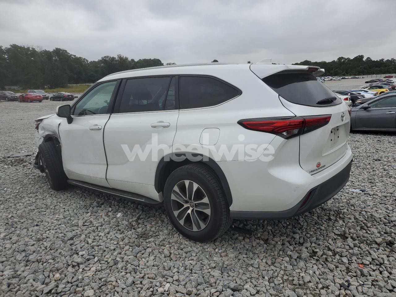 Photo 2 of 2022 TOYOTA HIGHLANDER XLE (VIN 5TDGZRBH7MS068195)